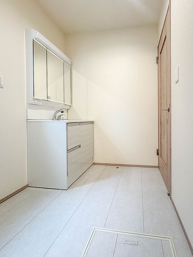 F号棟【脱衣所】脱衣所、洗面所は小さなプライベートスペース。歯磨き、洗顔と毎日施す個人空間。