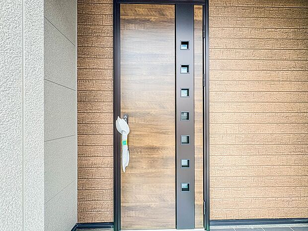 【玄関】家の顔となる玄関は、高いデザイン性が求められます。高級感と断熱性、防犯性に優れた玄関ドアを標準装備。ピッキング対策のセキュリティサムターン等、防犯に考慮しました。