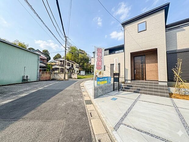 【前面道路4.5ｍ】車の通行が少ないので、静かな住環境を維持することができます。CG加工により晴天にしています。