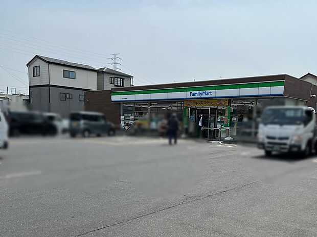 コンビニ 721m ファミリーマート(ファミリーマートの強さは、少量のお惣菜を売るファミデリカとドラッグストアと組んだコラボ。サラダを中心にしたヘルシー食材が充実のコンビニです。)