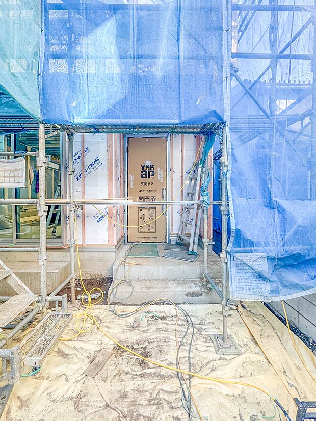 【玄関】玄関へ向かうまでのアプローチに漂う上質が期待感をもたせます。玄関は建物の顔。落着きを醸し出した自己主張が心に訴えてきます。