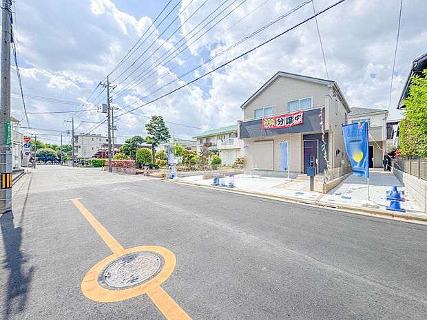 E号棟【前面道路　8M】家の前をまっすぐの通りが走っている。クルマは少なく、人々は毎朝、ウォーキング、ジョギング、犬の散歩など、フリーな朝時間を過ごしている。