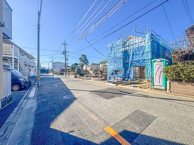 【前面道路　8M】車の通行が少ないので、静かな住環境を維持することができます。