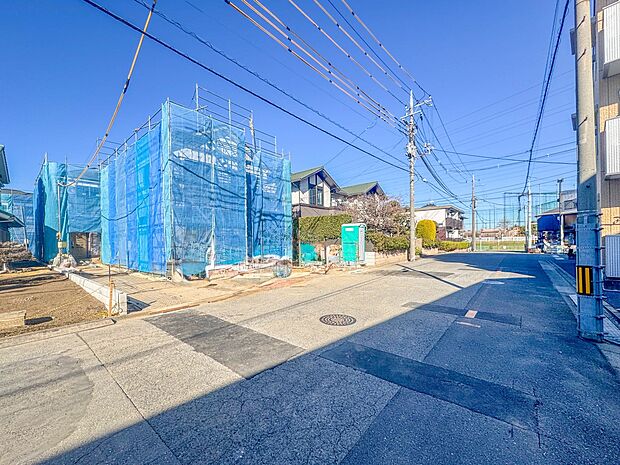 【前面道路　8M】家の前をまっすぐの通りが走っている。クルマは少なく、人々は毎朝、ウォーキング、ジョギング、犬の散歩など、フリーな朝時間を過ごしている。