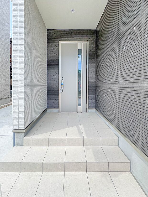B号棟【玄関】玄関へ向かうまでのアプローチに漂う上質が期待感をもたせます。玄関は建物の顔。落着きを醸し出した自己主張が心に訴えてきます。