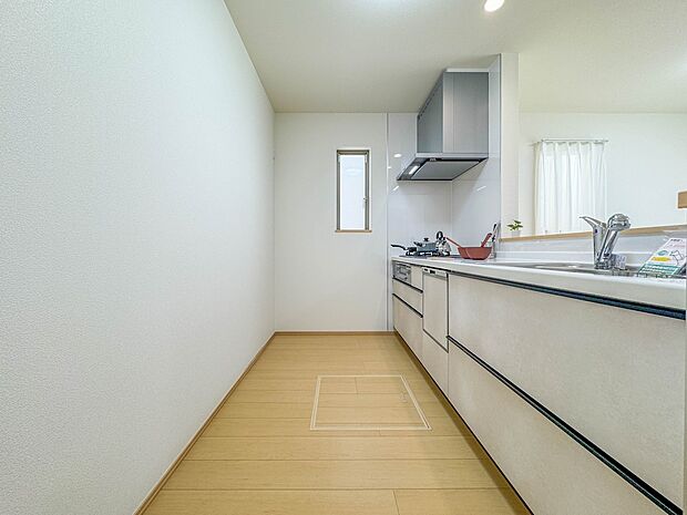 B号棟【LDK14帖】カウンターキッチンは広くて収納力もあるので、快適に料理をすることができます。食器や炊事用具を手の届くところに配置しやすいため調理もスピーディーですよ。