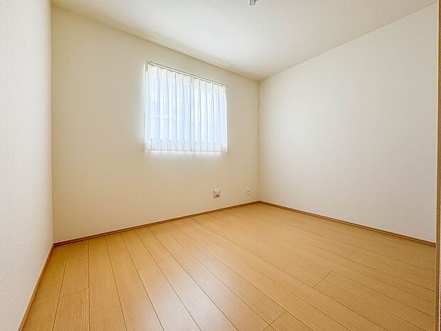 B号棟【子供部屋5.18帖】お子様のお部屋にぴったりなクロークを備えたフローリング仕様の洋室です。