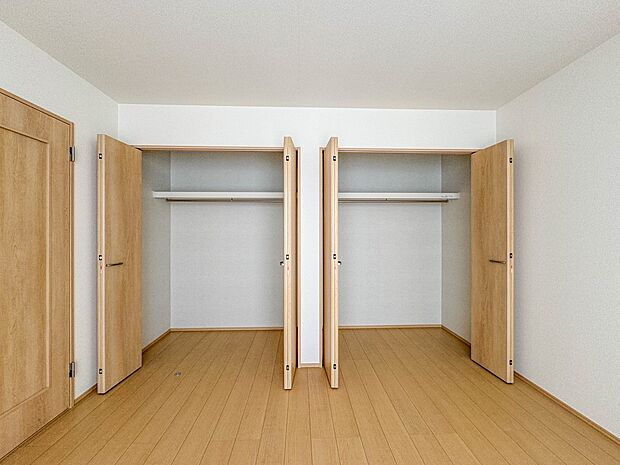B号棟【収納 寝室7帖】各部屋を最大限に広く使って頂ける様、全居住スペースに収納付。プライベートルームはゆったりと快適に。