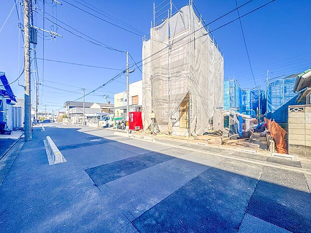 【前面道路　8M】家の前をまっすぐの通りが走っている。クルマは少なく、人々は毎朝、ウォーキング、ジョギング、犬の散歩など、フリーな朝時間を過ごしている。