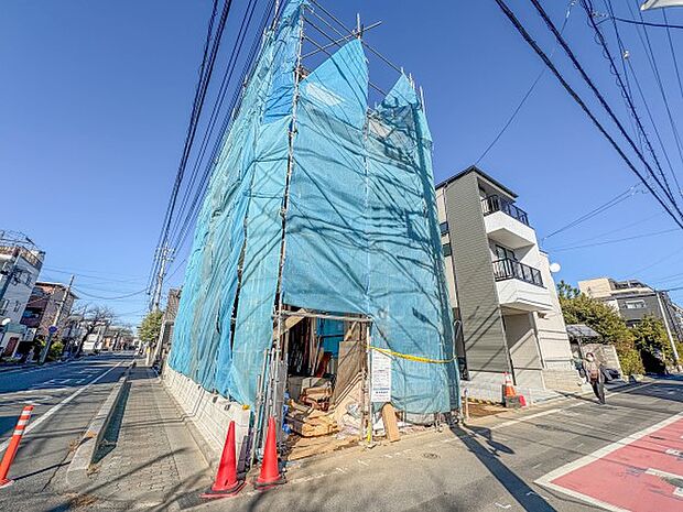 【外観】堂々たる趣ながら、主張し過ぎずどこか余裕を感じさせるシャープなフォルムで佇む邸宅は、晴天の空と照らし合わせる事で、本来あるべき完成形の姿を見せてくれます。