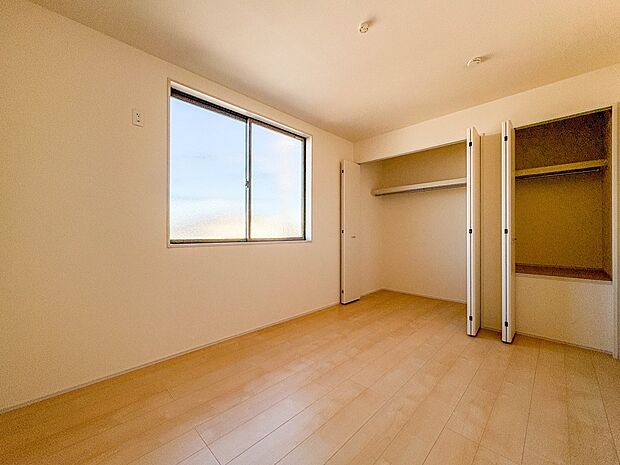 【寝室6帖】シンプルな内装はおしゃれのポイントです。シンプルは華美より飽きがこないからです。色や模様でおしゃれ感をだす。それがシンプルイズビューティーです。