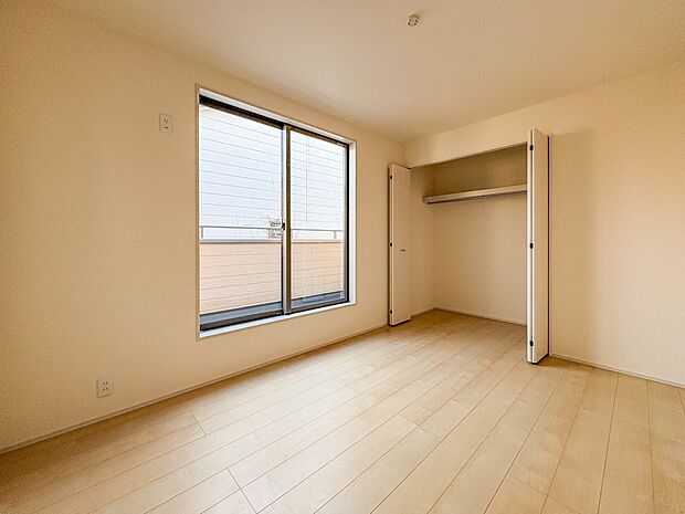 【子供部屋6帖】お子様のお部屋にぴったりなクロークを備えたフローリング仕様の洋室です。