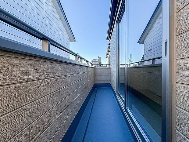 【バルコニー】 バルコニーから差し込む陽光・通風は、住環境・快適性と共に有り続ける貴重な「財産」です。