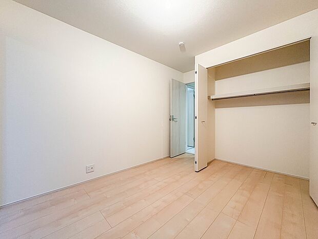 【納戸5.25帖】充実した生活は伸びやかな居室空間から始まります。快適に・伸びやかに。心の潤いを求める方々へ。