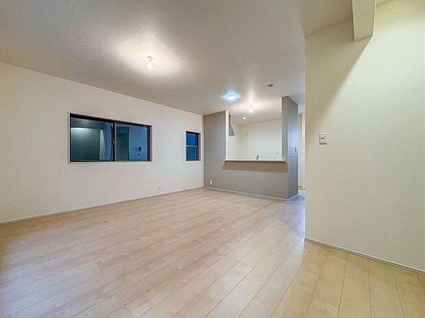 【LDK20帖】爽やかな日差しが差し込む明るいリビングです。