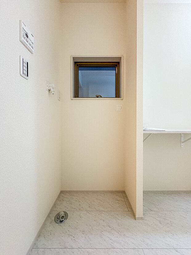 【ランドリースペース】毎日使う洗濯機。しっかりと奥行きのある置き場が確保されています。