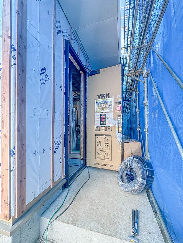 【玄関】玄関へ向かうまでのアプローチに漂う上質が期待感をもたせます。玄関は建物の顔。落着きを醸し出した自己主張が心に訴えてきます。