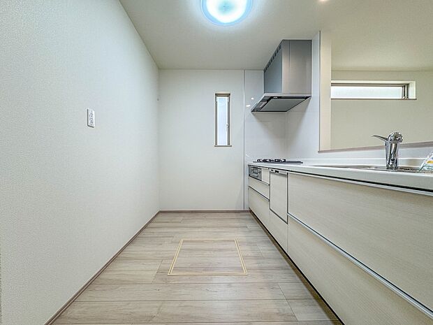 C号棟【キッチン】カウンターキッチンは広くて収納力もあるので、快適に料理をすることができます。食器や炊事用具を手の届くところに配置しやすいため調理もスピーディーですよ。