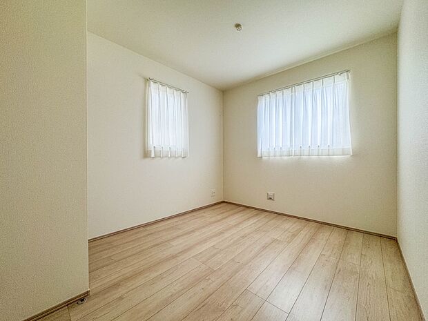 C号棟【子供部屋5帖】お子様のお部屋にぴったりなクロークを備えたフローリング仕様の洋室です。