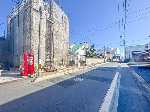 【前面道路 8M】車の通行が少ないので、静かな住環境を維持することができます。