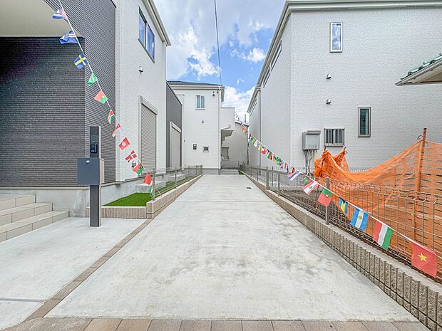 C号棟【駐車場】毎日の生活にマイカーが必須という方は、購入を検討する際、駐車場があることは大事な条件です。毎日の通勤や家族の送迎、買い物やお出かけなどクルマのある暮らしを満喫したい方は要チェ…