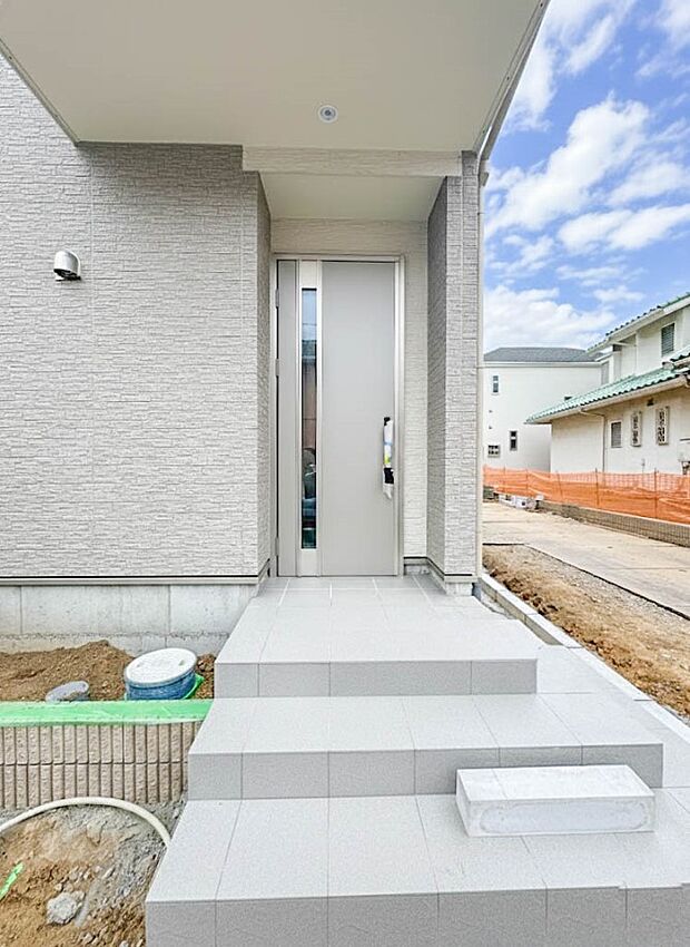 【玄関】玄関へ向かうまでのアプローチに漂う上質が期待感をもたせます。玄関は建物の顔。落着きを醸し出した自己主張が心に訴えてきます。