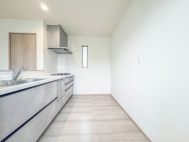 A号棟【キッチン】カウンターキッチンは広くて収納力もあるので、快適に料理をすることができます。食器や炊事用具を手の届くところに配置しやすいため調理もスピーディーですよ。