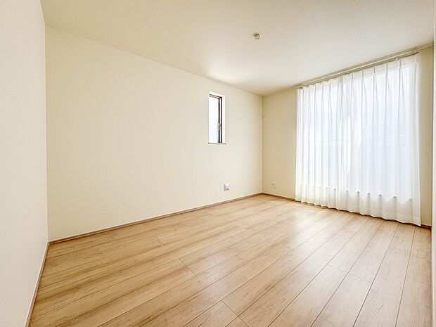 A号棟【寝室7帖】シンプルな内装はおしゃれのポイントです。シンプルは華美より飽きがこないからです。色や模様でおしゃれ感をだす。それがシンプルイズビューティーです。