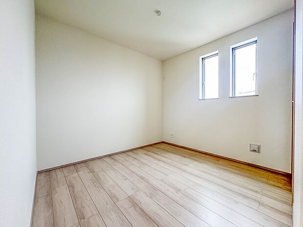 A号棟【子供部屋4.5帖】お子様のお部屋にぴったりなクロークを備えたフローリング仕様の洋室です。