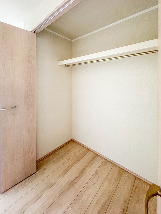 A号棟【収納 寝室7帖】各部屋を最大限に広く使って頂ける様、全居住スペースに収納付。プライベートルームはゆったりと快適に。