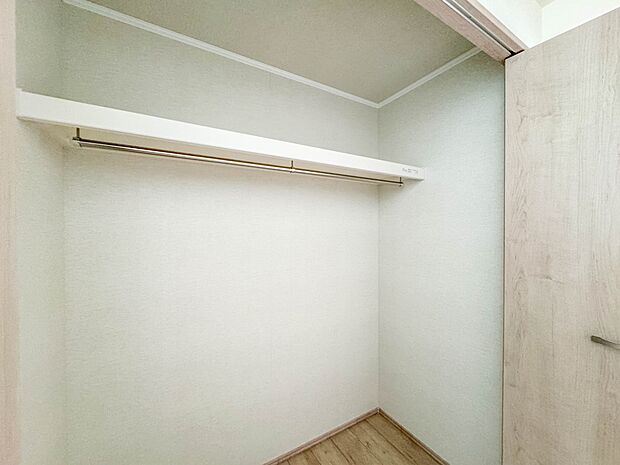 A号棟【収納　寝室7帖】各部屋を最大限に広く使って頂ける様、全居住スペースに収納付。プライベートルームはゆったりと快適に。