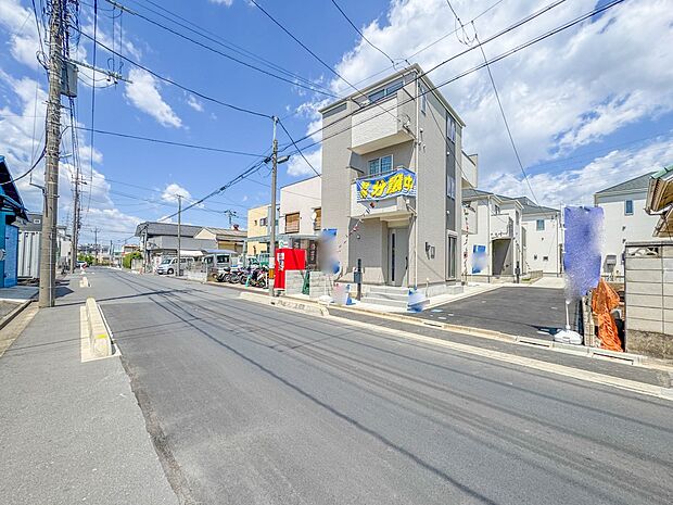 A号棟【前面道路 8M】家の前をまっすぐの通りが走っている。クルマは少なく、人々は毎朝、ウォーキング、ジョギング、犬の散歩など、フリーな朝時間を過ごしている。