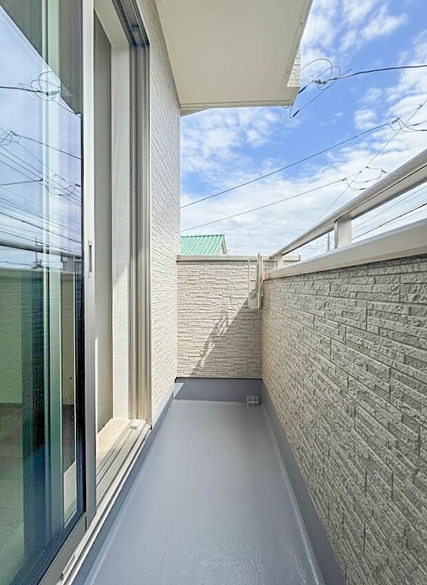 A号棟【バルコニー】 バルコニーから差し込む陽光・通風は、住環境・快適性と共に有り続ける貴重な「財産」です。