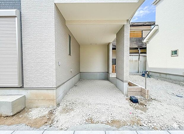 【駐車場】毎日の生活にマイカーが必須という方は、購入を検討する際、駐車場があることは大事な条件です。毎日の通勤や家族の送迎、買い物やお出かけなどクルマのある暮らしを満喫したい方は要チェック。…