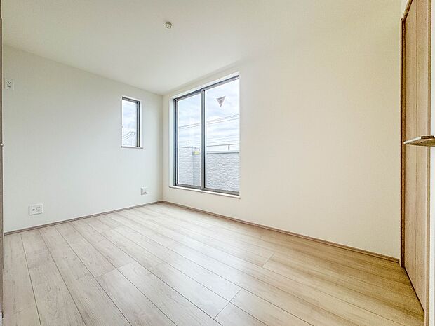 A号棟【洋室5帖】柔らかな陽光とフローリングの色味が調和した快適な空間。