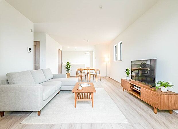 A号棟【LDK18帖】インテリアショップで見掛けた「あの家具」も置ける、ゆったりとした空間。時に広さが上質な寛ぎの時間になる事も。※CGにて家具を配置しています。