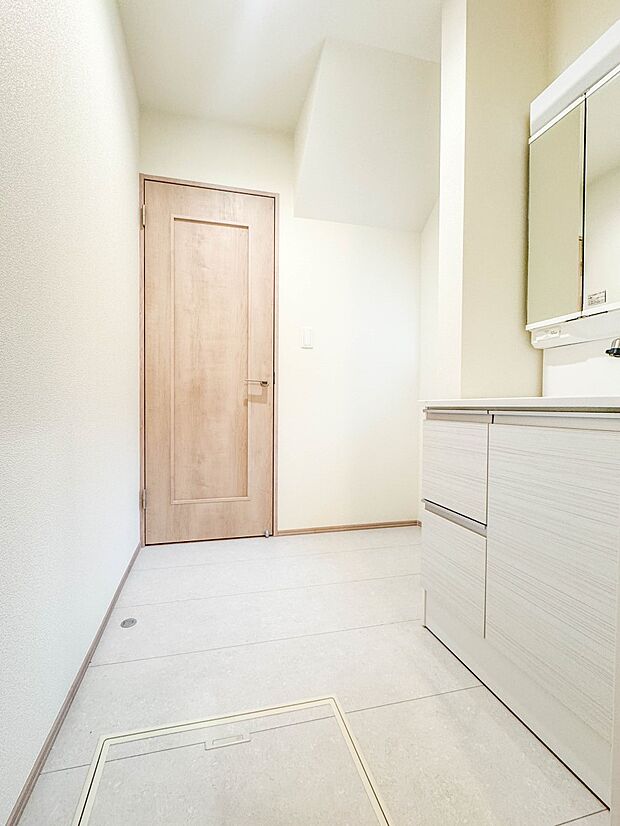 A号棟【脱衣所】脱衣所、洗面所は小さなプライベートスペース。歯磨き、洗顔と毎日施す個人空間。