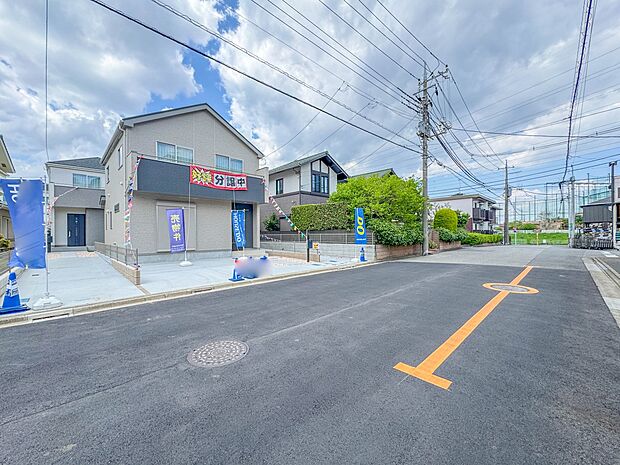 D号棟【前面道路　8M】家の前をまっすぐの通りが走っている。クルマは少なく、人々は毎朝、ウォーキング、ジョギング、犬の散歩など、フリーな朝時間を過ごしている。