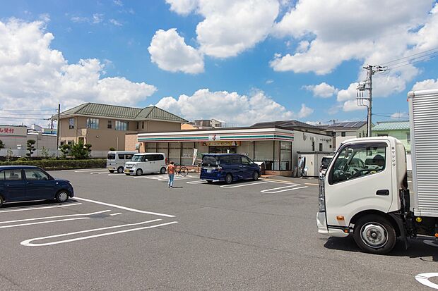 コンビニ 140m セブンイレブン川口前川2丁目店(セブンイレブンは近くて便利を掲げています。近くとは、心の近さ。便利とはモノが期待以上の品質でお客さまに届くこと。セブン銀行など新しいサービ…