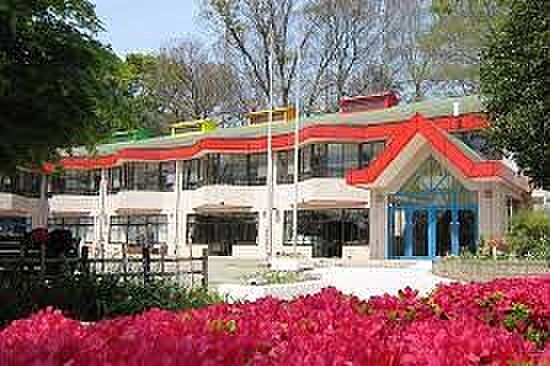 幼稚園・保育園 1000m 松原幼稚園(自然の多彩な樹木に囲まれ、野鳥、昆虫などに触れながら植物の世話や農作物の収穫の体験を通して情操教育を養っています。また食育、英語、体操、水泳等も通じて…