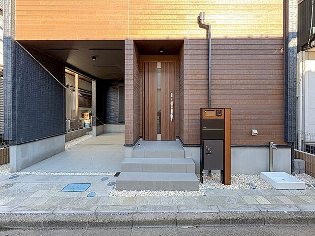 【玄関】上質感漂う玄関へのアプローチ。居住者の帰り、訪れる方を優しく迎える・安らぎに満ちた生活空間を予感させる。健やかな暮らしを楽しめそう。