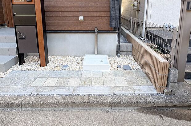 【外水栓】お庭への水撒きや車の洗車、家の外壁の掃除などに利用できる、あると便利な外水栓。