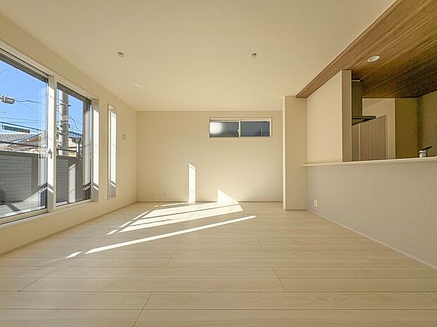 【LDK17.5帖が叶える心地よさ】自然光がたっぷり差し込むLDK。家具を置いても広々とした空間を維持でき、家族団欒の時間を大切にするお客様の感情を満たします。会話が弾む対面式キッチンで家事…