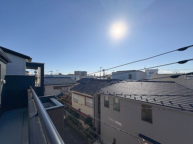 【眺望】朝の澄んだ空気や、夕方に吹く清々しい風を五感で感じられるバルコニー。