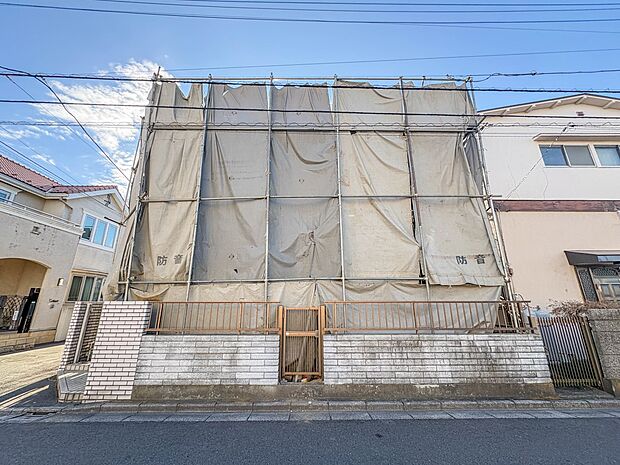 【現地】陽あたりの良さは必須条件。家族の温かさと陽光の暖かさ、楽しい毎日と明るい未来を予感させる。