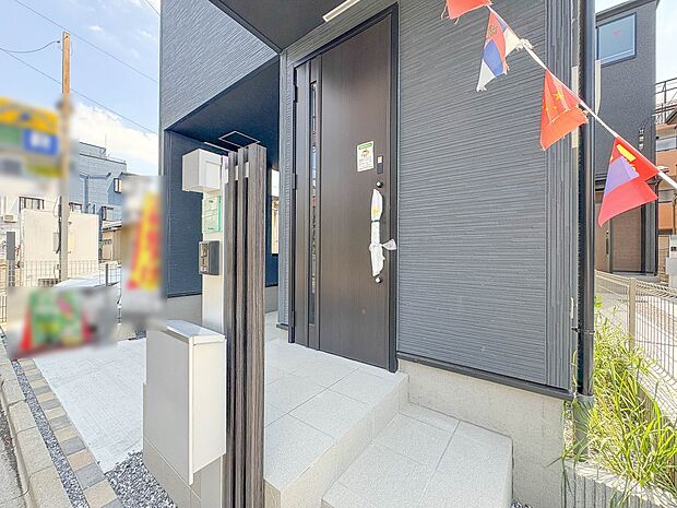 2号棟【玄関】こちらの物件が少しでも気になるようでしたら、お気軽にお問合せください。人生でいちばん大きなお買い物ですので、ゆっくりご見学ください。ネット上の画像と実際の見学では、リアル感がま…