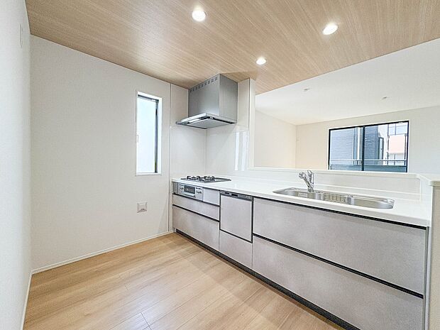 2号棟【キッチン】ナチュラルな自然光の中での調理。会話が弾む対面型キッチン。お洒落な食器類を余裕で収納できるスペース。動きやすい女性目線のキッチン動線。これからはお料理をつくる時間が劇的に変…