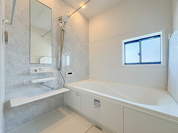 2号棟【Bathroom-浴室-】1日の疲れを癒すバスルームは、心地よいリラックスを叶える清潔感溢れる美しい空間です。心からゆったりと寛いでいただけるよう、ゆとりのスペースを確保してます。