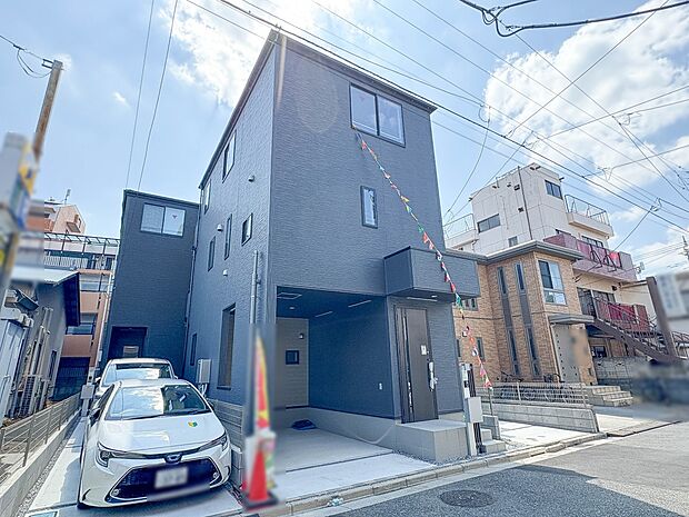 2号棟【外観】家の前をまっすぐの通りが走っている。クルマは少なく、人々は毎朝、ウォーキング、ジョギング、犬の散歩など、フリーな朝時間を過ごしている。