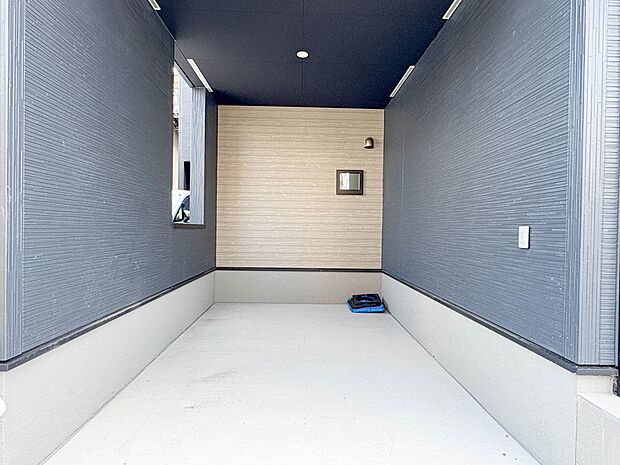 2号棟【駐車場】ビルトインガレージなら「野ざらし、雨ざらし、吹きさらし」になりません。汚れやいたみは減り、車の掃除もラクになります。
